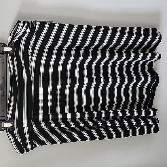 Maurices Black and White Striped Skater Skirt NWT - Picture 4 of 9